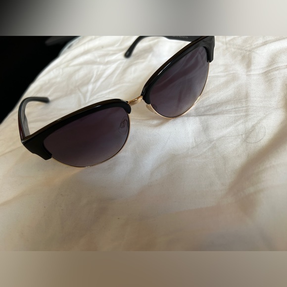Sunglasses with beautiful gold detailing - Picture 5 of 6